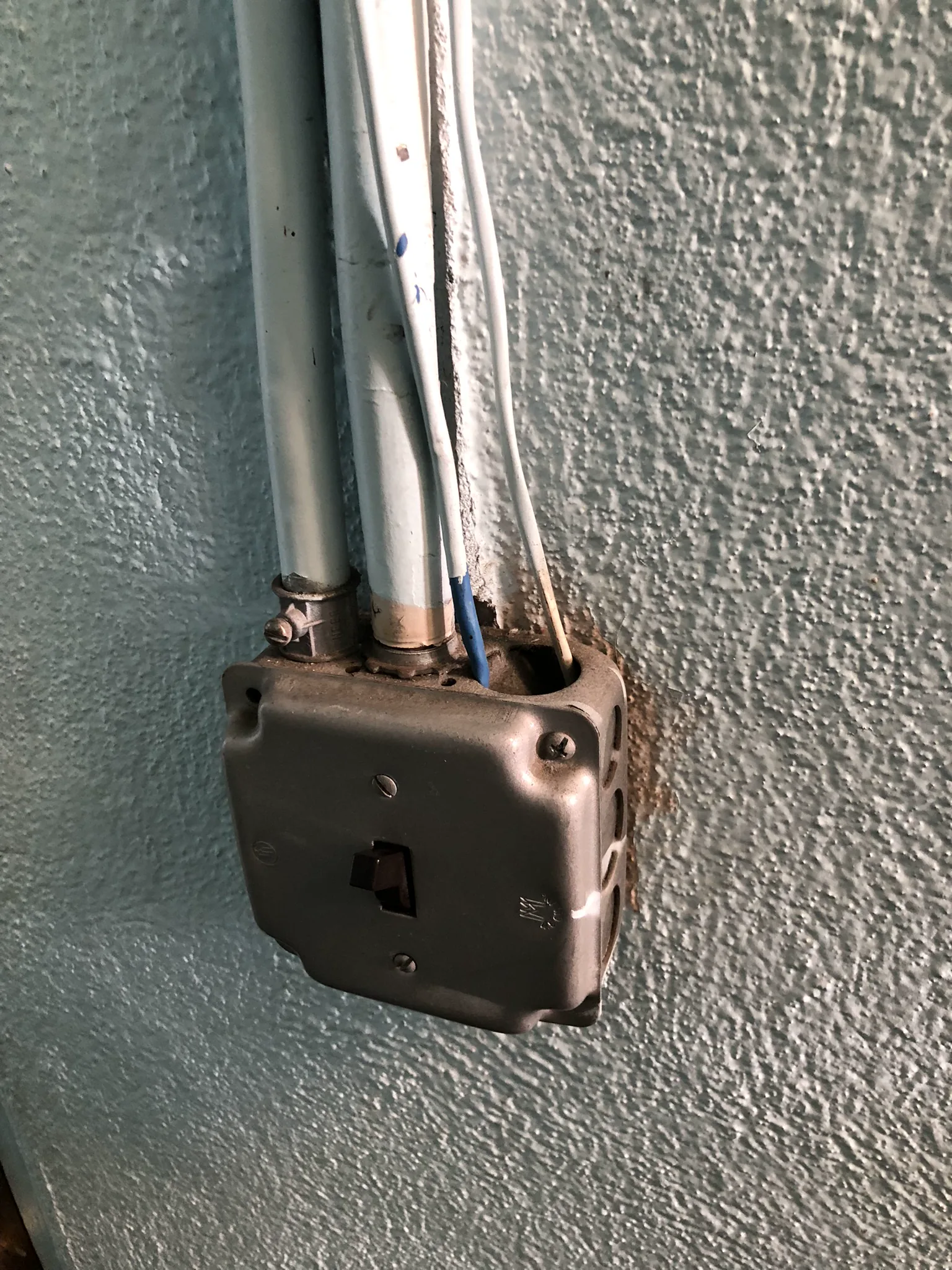 Power and low-voltage wiring without proper separation