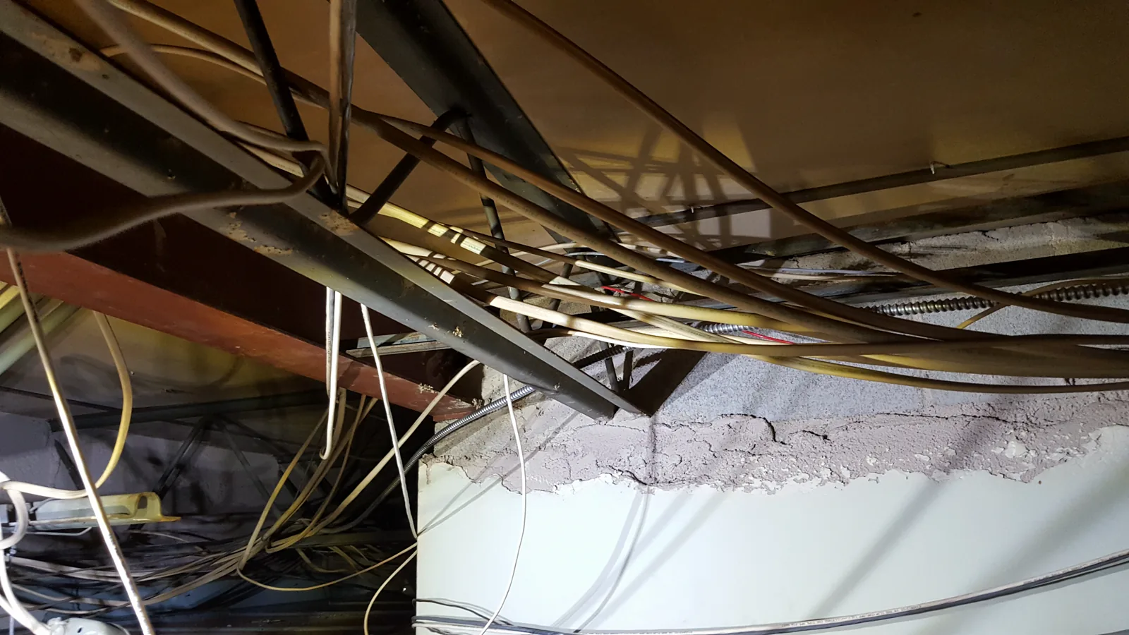 Wiring without minimum separation