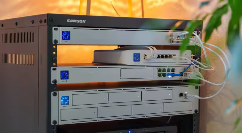 UniFi rack & UNAS Pro.